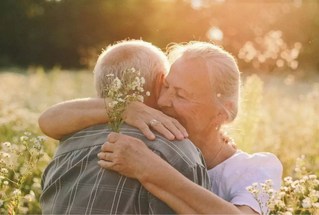 abuelos-abrazando-flor