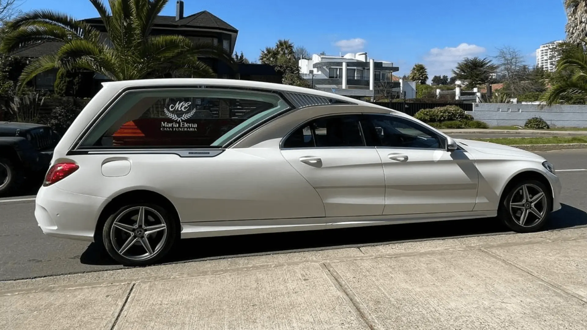 Carroza blanca Mercedes-Benz vista frontal