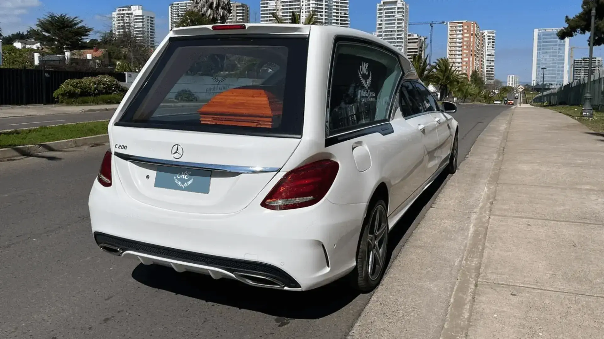 Carroza blanca Mercedes-Benz lateral derecho