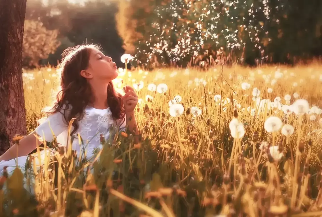 girl-soplando-flor